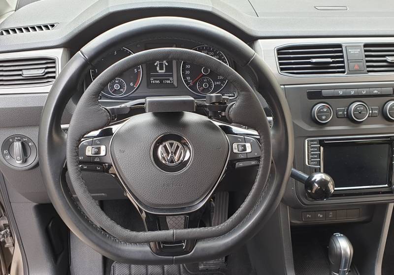 Location voiture pour Conduite paraplégique  avec cercle accélérateur / Frein VW Caddy Maxi