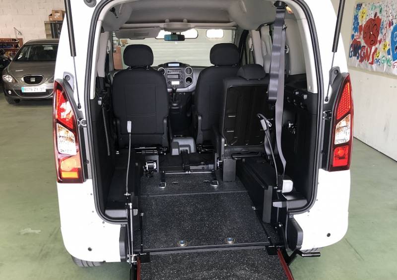 Location Véhicule pour le Transport 1 fauteuil roulant Peugeot Partner Horizon Transport région de Nimes