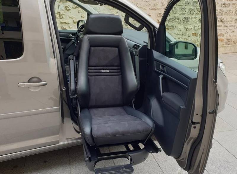 Location Véhicule équipé pour transporter une personne sur son fauteuil roulant manuel ou électrique